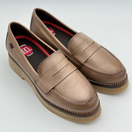 Pepe Menargues mujer mocasines planos 21101 vacuno taupe - comprar online en KAPLES SHOES