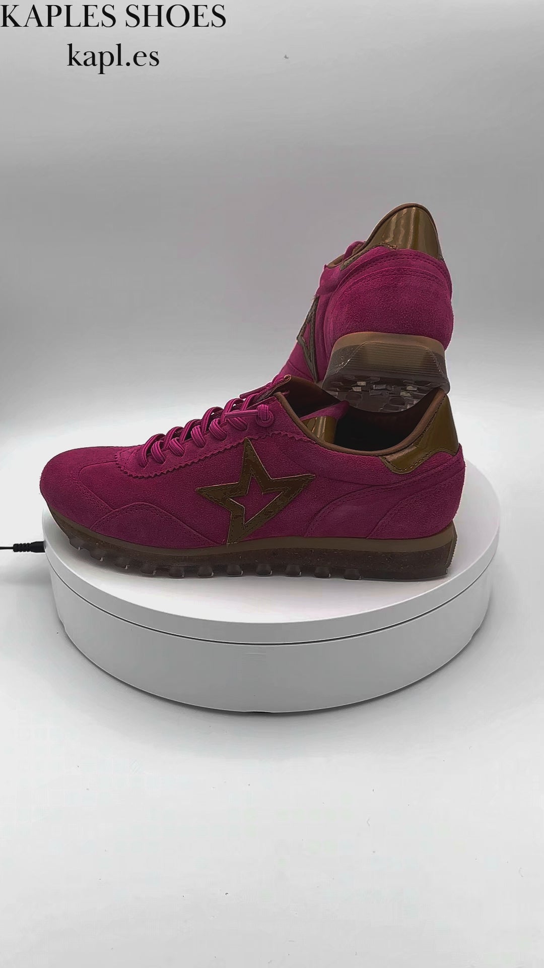 Zapatillas Cetti modelo C-1259 SRA en ante color fucsia para mujer, mostrado en un video de 360 grados.