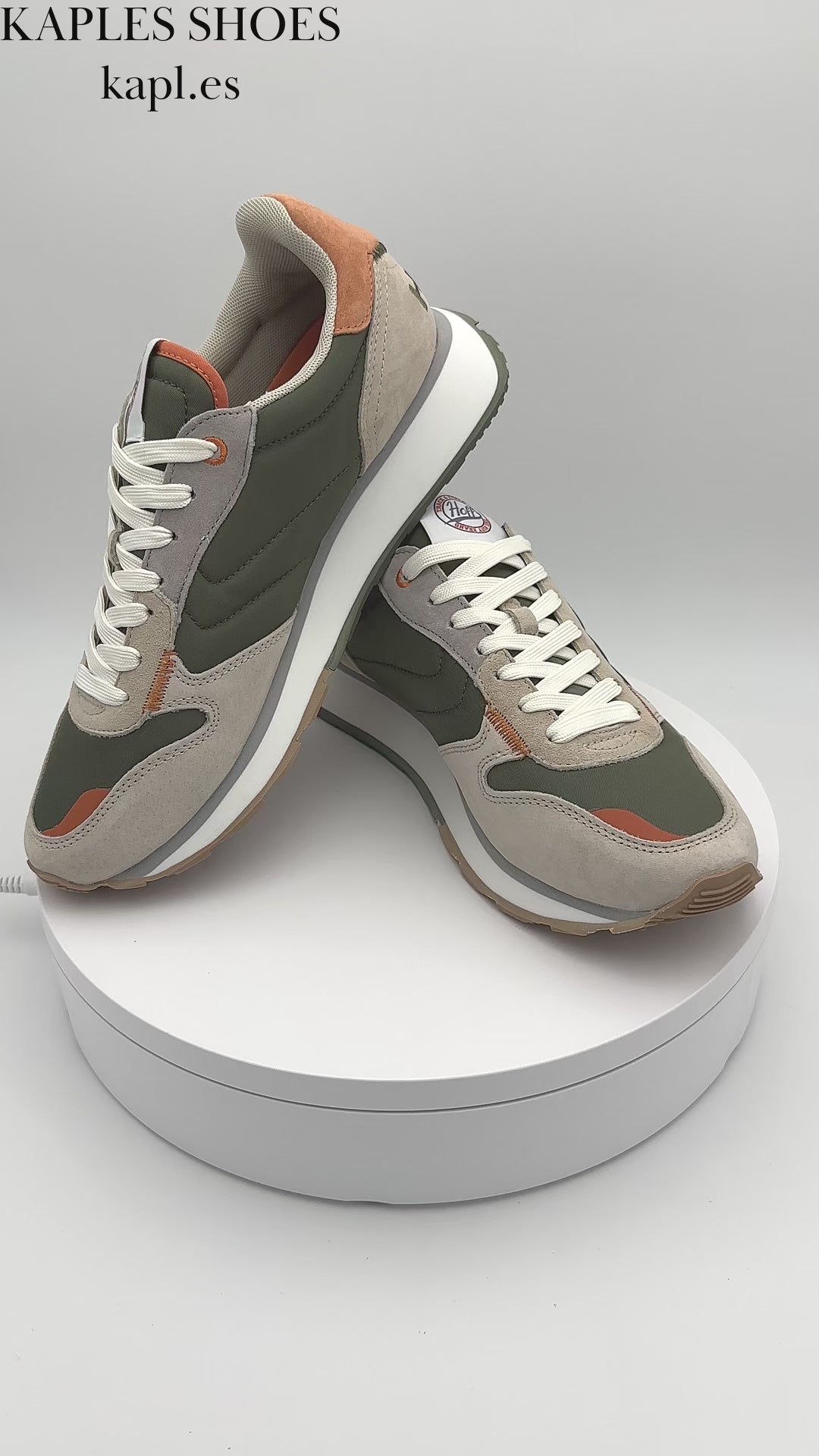 Zapatillas Hoff modelo Rhodes 22317601 en colores beige y verde para hombre, mostrado en un video de 360 grados.