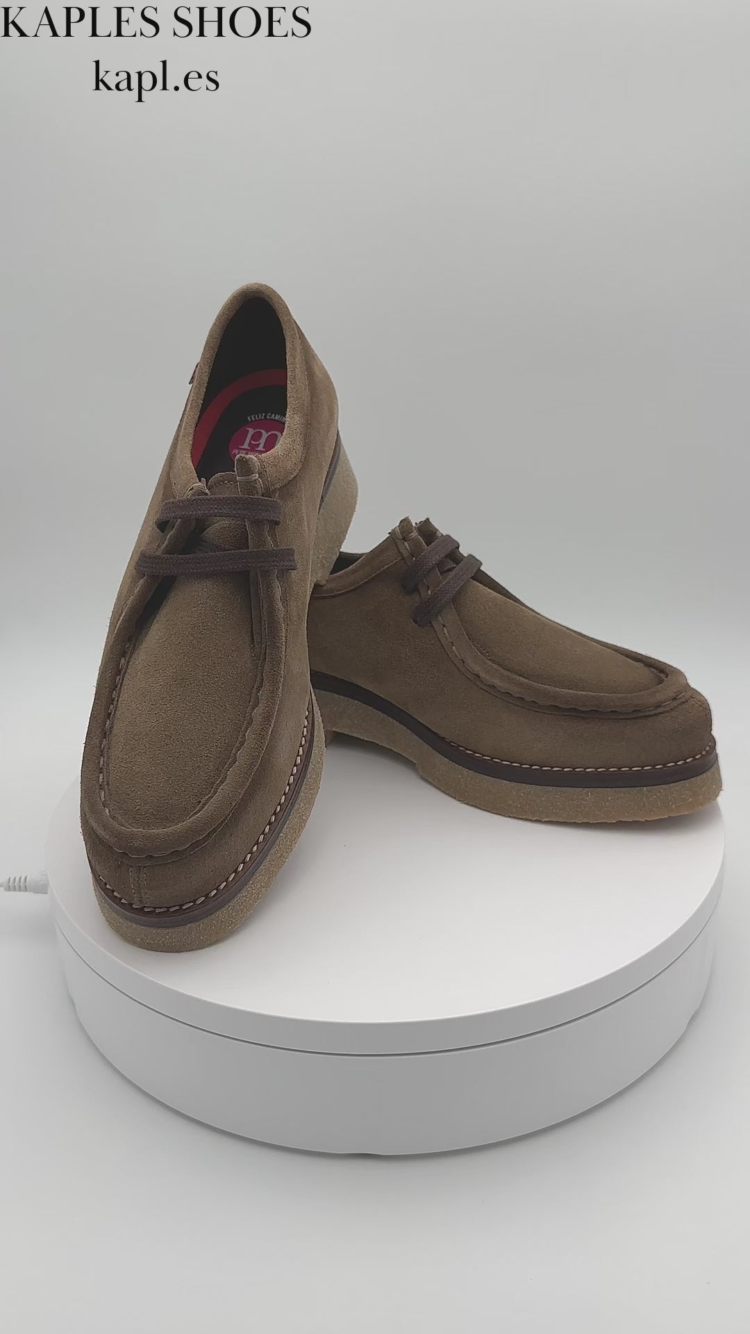 Zapato Pepe Menargues modelo Wallabee 21100 en material serraje color taupe para mujer, mostrado en un video de 360 grados.