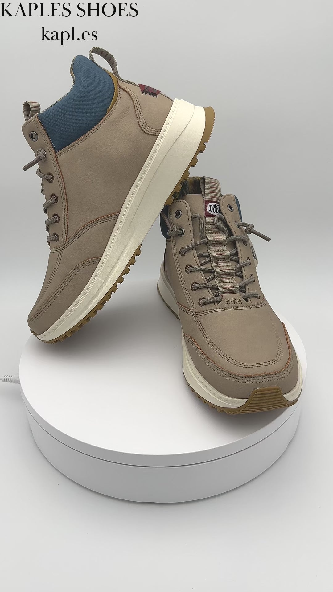 Botines Hey Dude modelo Tahoe Classic 42059-1QQ en color taupe gris para hombre, mostrado en un video de 360 grados.