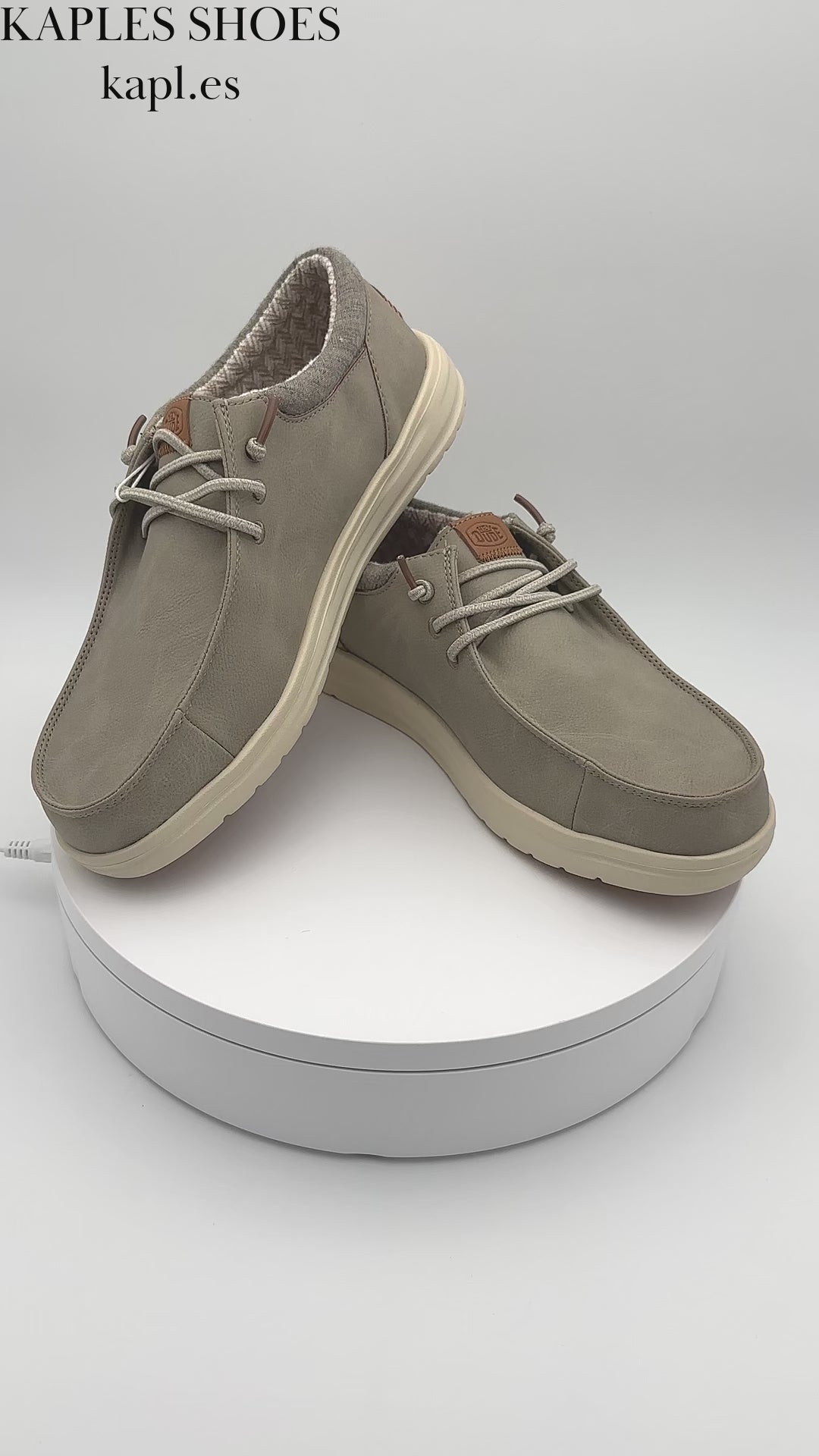 Mocasines Hey Dude modelo Paul Classic 43352-1QQ en color taupe gris para hombre, mostrado en un video de 360 grados.